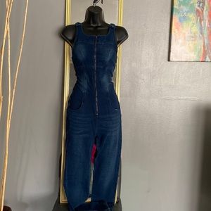 Jegging Zipper Jumper , the back of Jumper has "Keyhole" back. Comfy never worn.